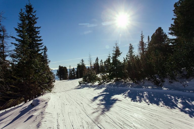 Planujesz wyjazd na narty w ferie zimowe 2023? Oto 8 najczęstszych błędów w wyborze ubezpieczenia turystycznego
