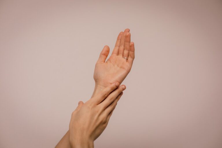 Modelowanie dłoni kwasem hialuronowym – na czym polega zabieg?